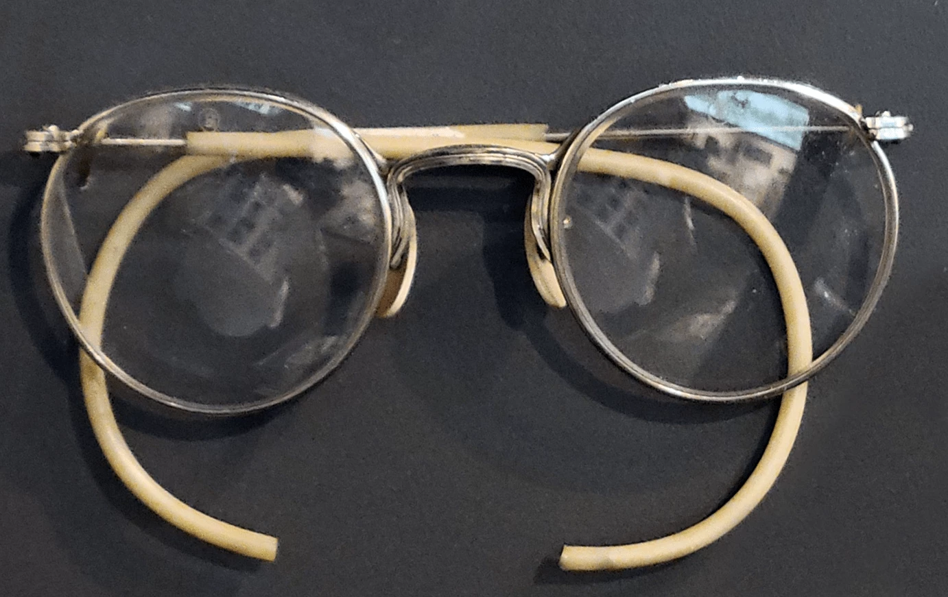 Round glasses with silver frame and white rubber ear rests